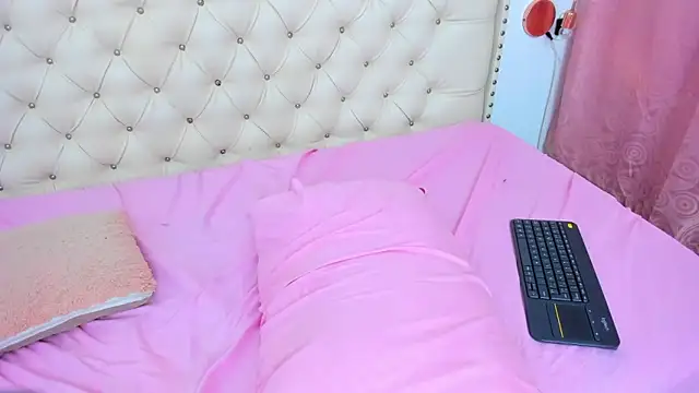 Snapshot of Kim_Eli chatting on 12/19/24, 10:32 Kim Eli online show from 12/19/24, 10:32