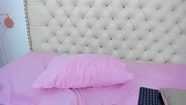 Snapshot of Kim_Eli chatting on 12/29/24, 07:43 Kim Eli online show from 12/29/24, 07:43