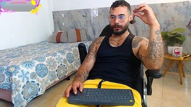 Snapshot of hanz_col chatting on 10/25/25, 12:56 hanz col online show from 10/25/25, 12:56