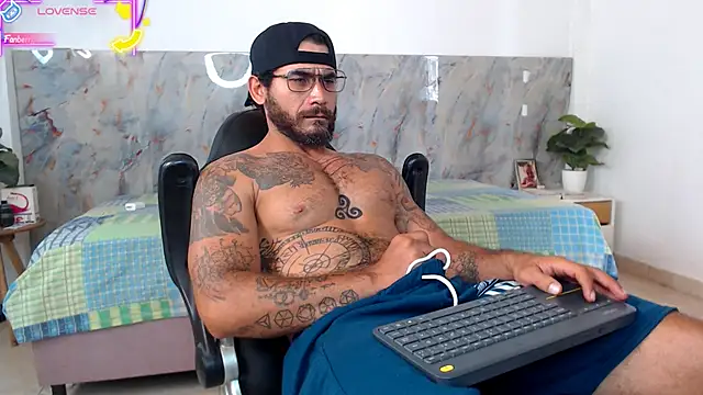 Snapshot of hanz_col chatting on 05/19/26, 04:35 hanz col online show from 05/19/26, 04:35