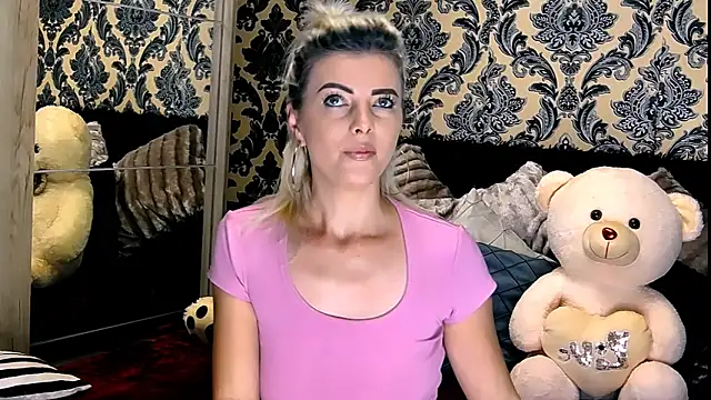 Snapshot of Aly_girl1 chatting on 12/11/24, 10:14 Aly girl1 online show from 12/11/24, 10:14