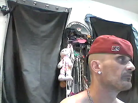 Snapshot of slinginbigD chatting on 09/16/25, 12:44 slinginbigD online show from 09/16/25, 12:44
