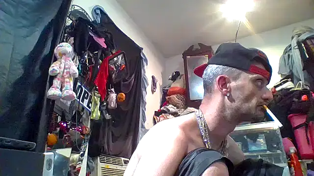 Snapshot of slinginbigD chatting on 10/11/25, 03:28 slinginbigD online show from 10/11/25, 03:28