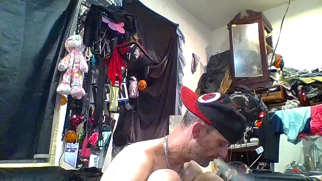 Snapshot of slinginbigD chatting on 10/11/25, 07:01 slinginbigD online show from 10/11/25, 07:01