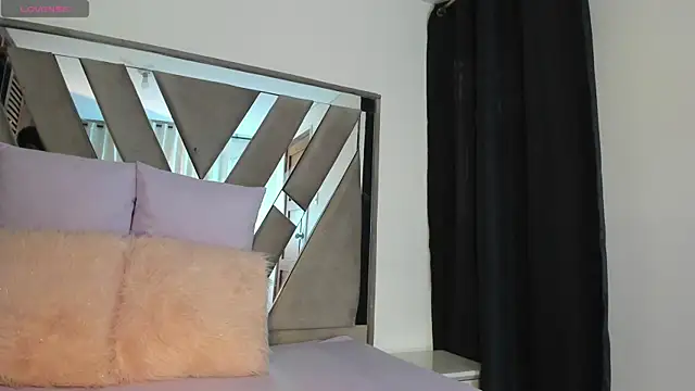 sara williams01 online show from 11/18/25, 01:04