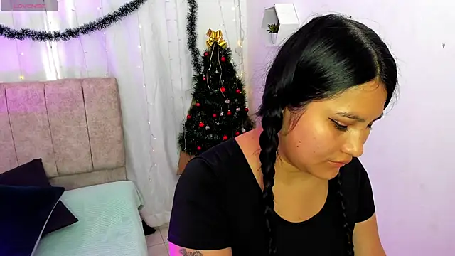 Snapshot of Little_Ivy chatting on 12/21/24, 01:10 Little Ivy online show from 12/21/24, 01:10