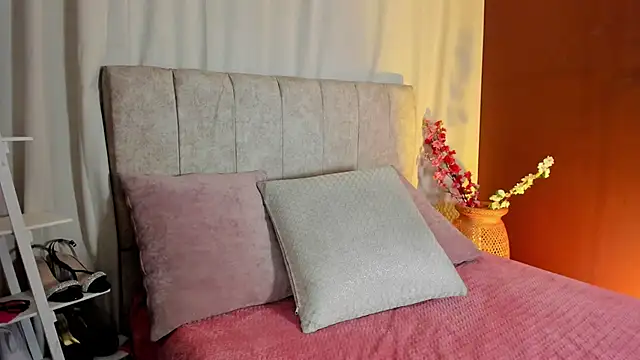 Snapshot of Little_Ivy chatting on 09/25/25, 07:06 Little Ivy online show from 09/25/25, 07:06