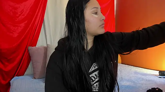 Snapshot of Little_Ivy chatting on 11/06/25, 07:04 Little Ivy online show from 11/06/25, 07:04