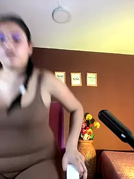 Snapshot of Little_Ivy chatting on 11/25/25, 07:36 Little Ivy online show from 11/25/25, 07:36