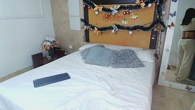 mialopez52 online show from 12/13/25, 10:59