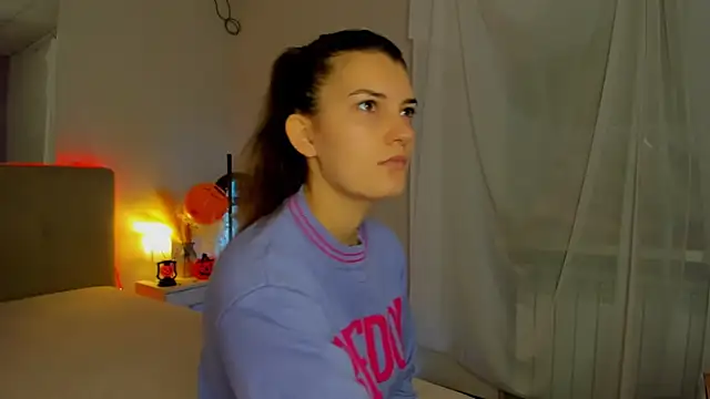 Laura Leee online show from 10/30/25, 06:15