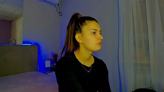 Laura Leee online show from 11/17/25, 06:19