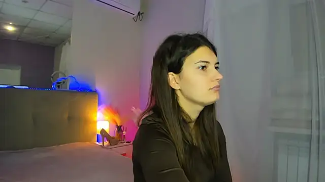 Laura Leee online show from 11/30/25, 05:55