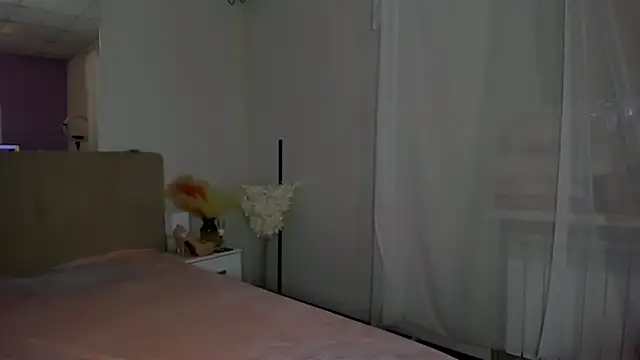 Laura Leee online show from 12/04/25, 06:12