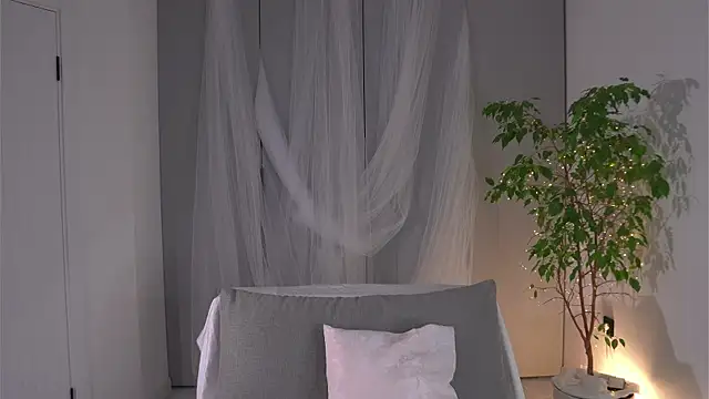 lorrie love story online show from 11/16/25, 07:03