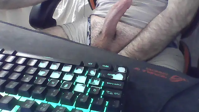 Snapshot of squiddy_69 chatting on 10/13/25, 12:43 squiddy 69 online show from 10/13/25, 12:43