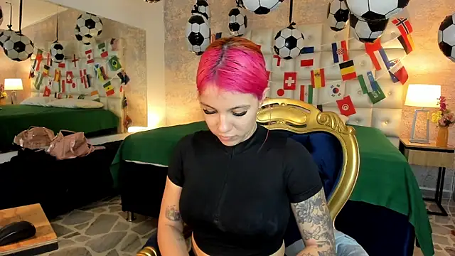 Snapshot of MelaniieRoux chatting on 06/14/26, 07:38 MelaniieRoux online show from 06/14/26, 07:38