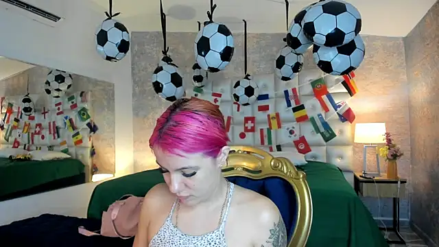 Snapshot of MelaniieRoux chatting on 06/15/26, 07:38 MelaniieRoux online show from 06/15/26, 07:38