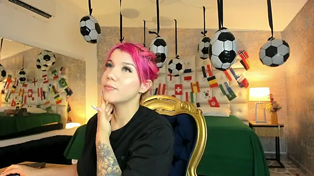 Snapshot of MelaniieRoux chatting on 06/16/26, 07:38 MelaniieRoux online show from 06/16/26, 07:38