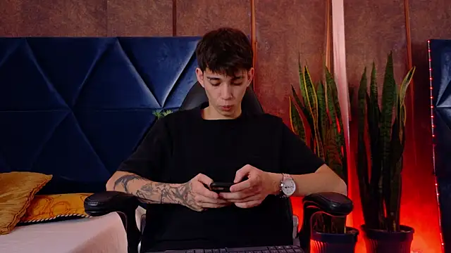 Lion Foster01 online show from 12/13/25, 09:53