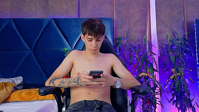 Lion Foster01 online show from 12/17/25, 09:54