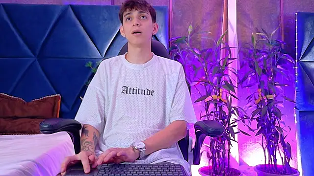 Lion Foster01 online show from 12/18/25, 09:54