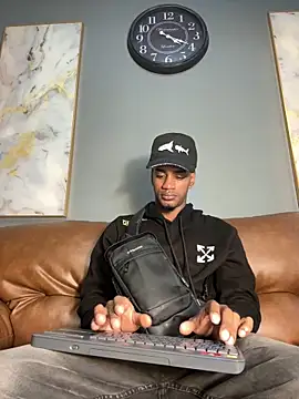 Snapshot of AaronCruz_ chatting on 12/29/24, 01:49 AaronCruz  online show from 12/29/24, 01:49