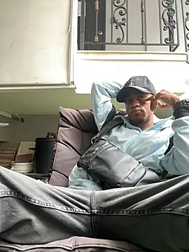 Snapshot of AaronCruz_ chatting on 02/12/25, 01:06 AaronCruz  online show from 02/12/25, 01:06