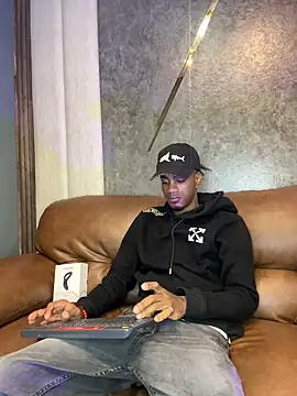 Snapshot of AaronCruz_ chatting on 02/18/25, 12:49 AaronCruz  online show from 02/18/25, 12:49