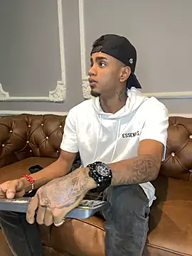 Snapshot of AaronCruz_ chatting on 02/28/25, 12:42 AaronCruz  online show from 02/28/25, 12:42