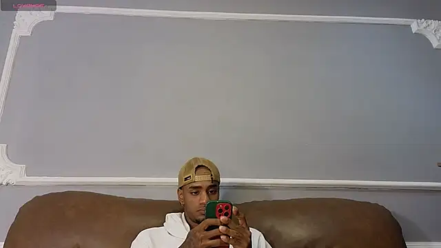 Snapshot of AaronCruz_ chatting on 09/16/25, 01:01 AaronCruz  online show from 09/16/25, 01:01