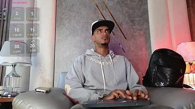 AaronCruz  online show from 11/07/25, 04:18