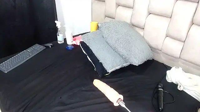 Snapshot of Roxy-Smith chatting on 01/31/25, 03:41 Roxy-Smith online show from 01/31/25, 03:41