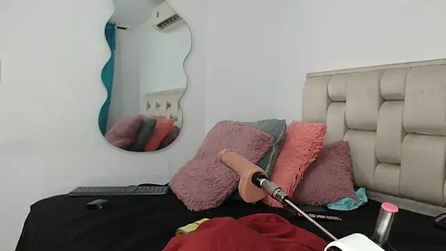 Snapshot of Roxy-Smith chatting on 10/16/25, 12:22 Roxy-Smith online show from 10/16/25, 12:22