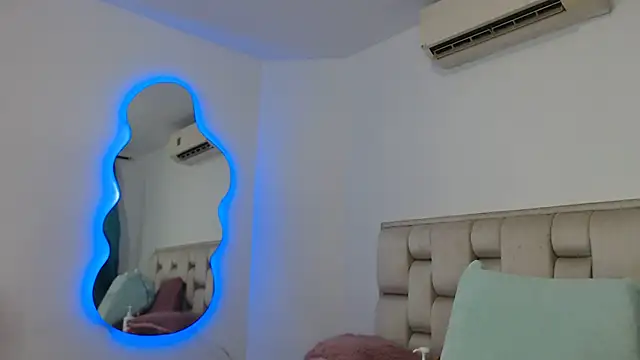 Snapshot of Roxy-Smith chatting on 12/13/25, 10:59 Roxy-Smith online show from 12/13/25, 10:59