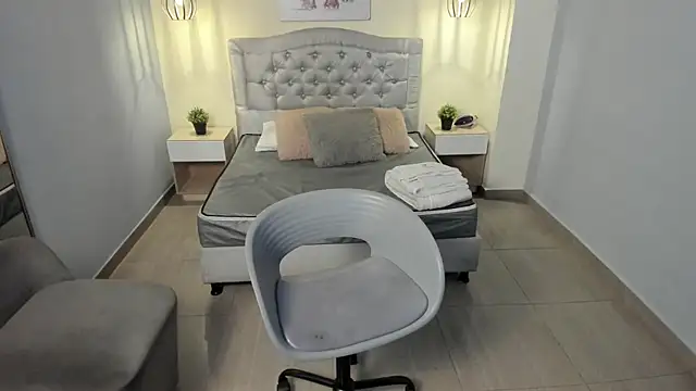 escarleth   online show from 11/15/25, 12:45