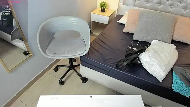 escarleth   online show from 03/04/26, 11:38