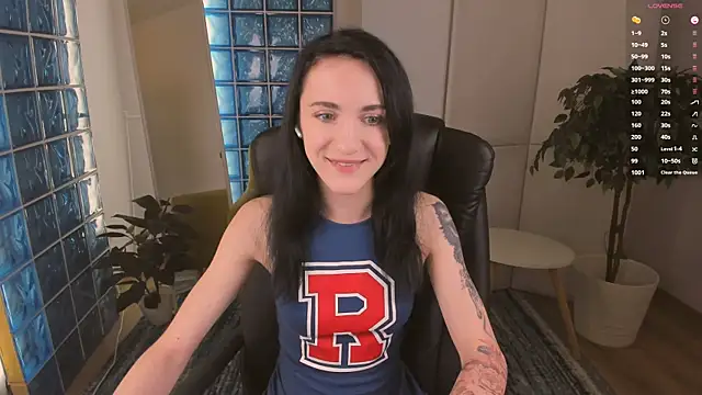 Snapshot of Dearly_kitty chatting on 09/17/25, 06:37 Dearly kitty online show from 09/17/25, 06:37