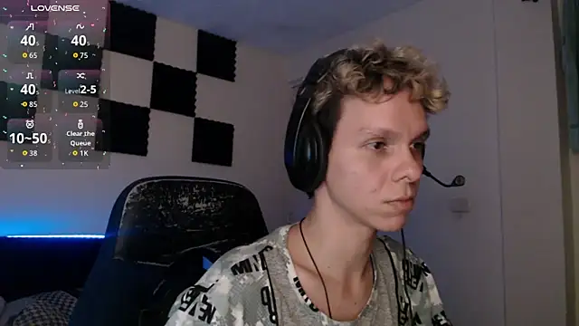 Snapshot of bryamado69 chatting on 10/23/25, 02:22 bryamado69 online show from 10/23/25, 02:22