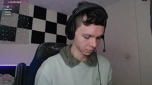 Snapshot of bryamado69 chatting on 11/14/25, 01:04 bryamado69 online show from 11/14/25, 01:04