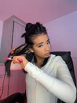 Laura fernandezII online show from 04/23/26, 07:49