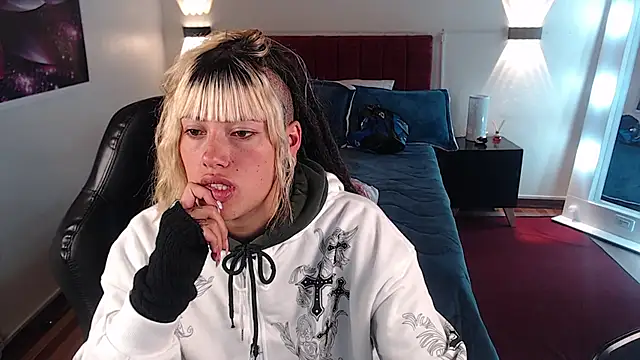 Snapshot of _sharlotte777 chatting on 02/12/25, 04:11 sharlotte777 online show from 02/12/25, 04:11