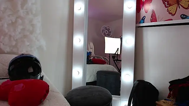 Snapshot of _sharlotte777 chatting on 02/14/25, 01:08 sharlotte777 online show from 02/14/25, 01:08