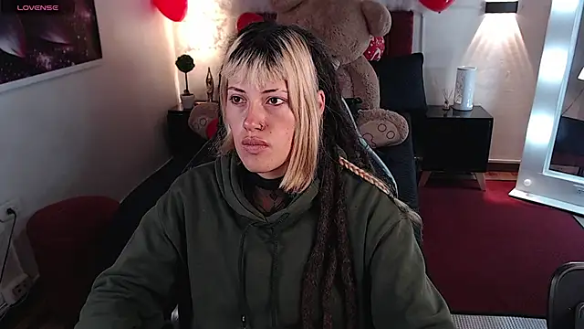 Snapshot of _sharlotte777 chatting on 02/17/25, 01:42 sharlotte777 online show from 02/17/25, 01:42