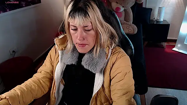 Snapshot of _sharlotte777 chatting on 02/18/25, 01:11 sharlotte777 online show from 02/18/25, 01:11