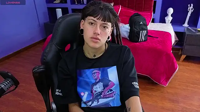 Snapshot of _sharlotte777 chatting on 09/16/25, 04:08 sharlotte777 online show from 09/16/25, 04:08