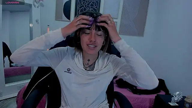 Snapshot of _sharlotte777 chatting on 09/25/25, 02:21 sharlotte777 online show from 09/25/25, 02:21