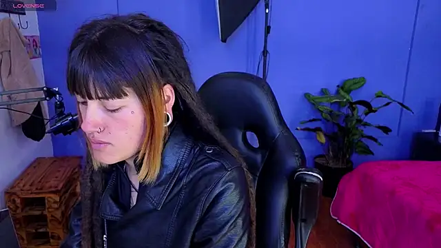 Snapshot of _sharlotte777 chatting on 10/16/25, 03:57 sharlotte777 online show from 10/16/25, 03:57