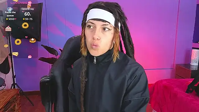 Snapshot of _sharlotte777 chatting on 10/21/25, 01:45 sharlotte777 online show from 10/21/25, 01:45