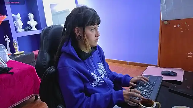 Snapshot of _sharlotte777 chatting on 11/05/25, 02:17 sharlotte777 online show from 11/05/25, 02:17